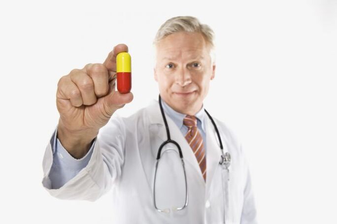 O médico ofrece medicamentos para a prostatite